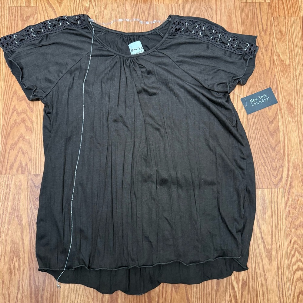 NWT New York Laundry Black Eyelet Shoulder Top Short Sleeve Chic Blouse Size L